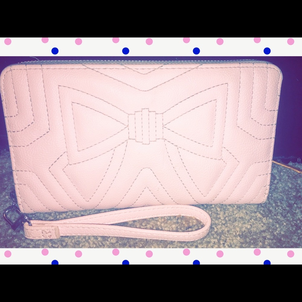 • BETSEY JOHNSON WRiSTLET•